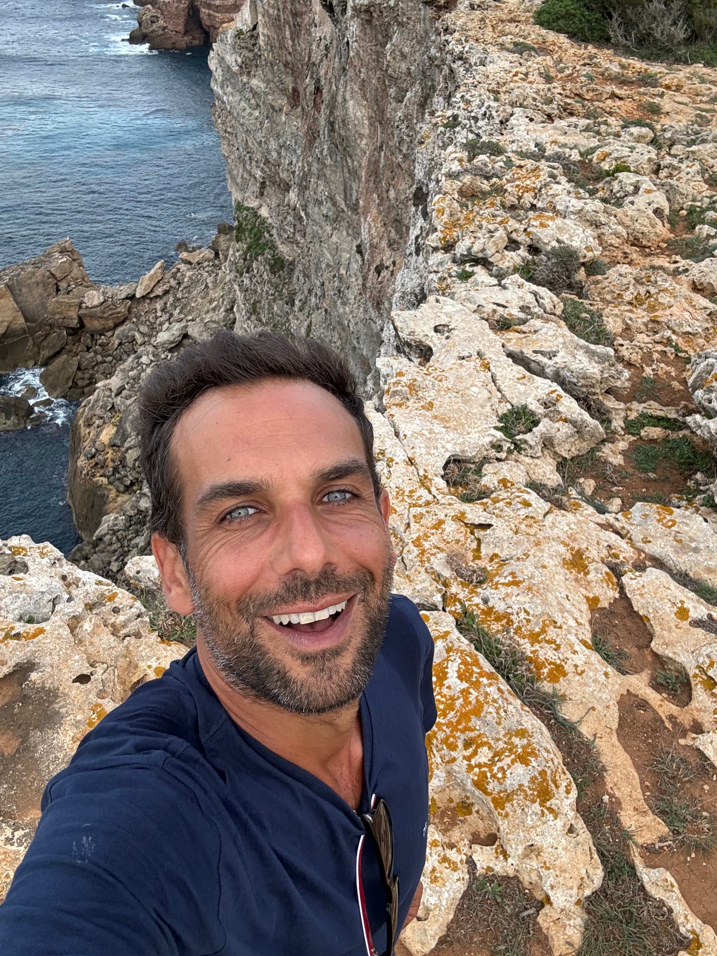 Nicolás, asesor de Enerviva, revisando el proyecto de un propietario